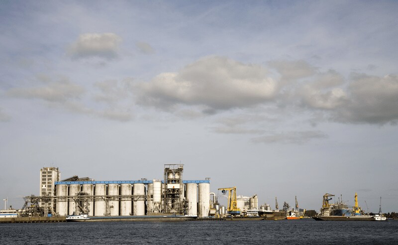 Storage tanks in bulk port