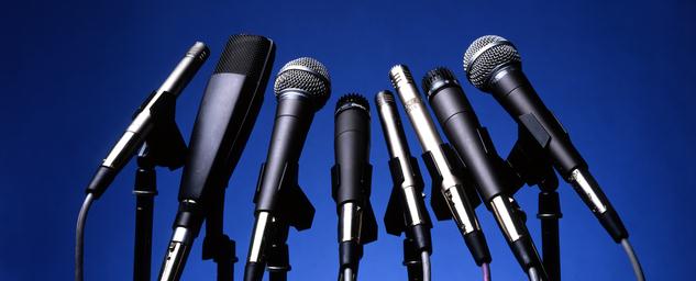 [Изображение: Microphones-on-blue-background-_5.325102...12_696.jpg]