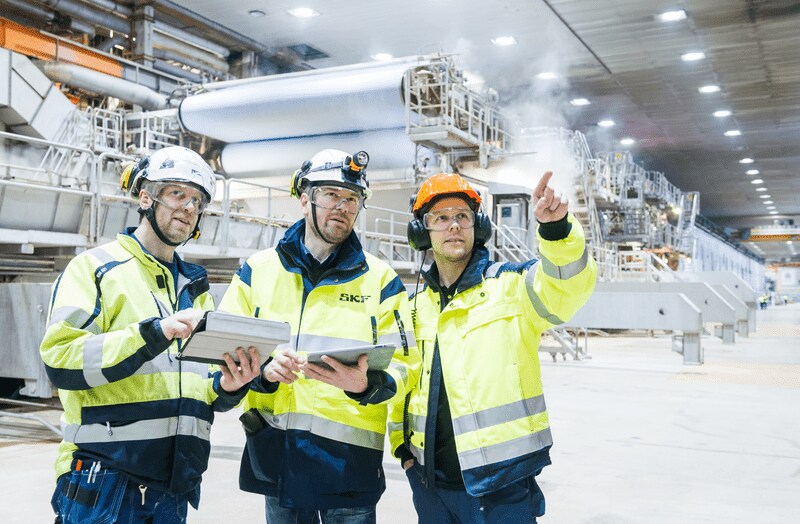 SKF corporate brochure 2015, Smartifying industry, The internet of things, Smartified, iPad, paper mill, SCA, man, kaukasian, helmet