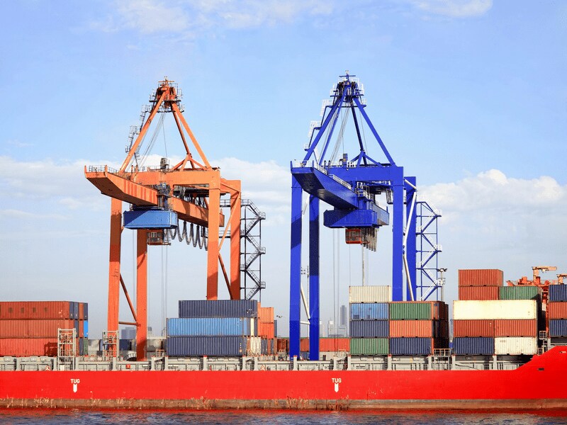 Porte-conteneurs sous grues doubles