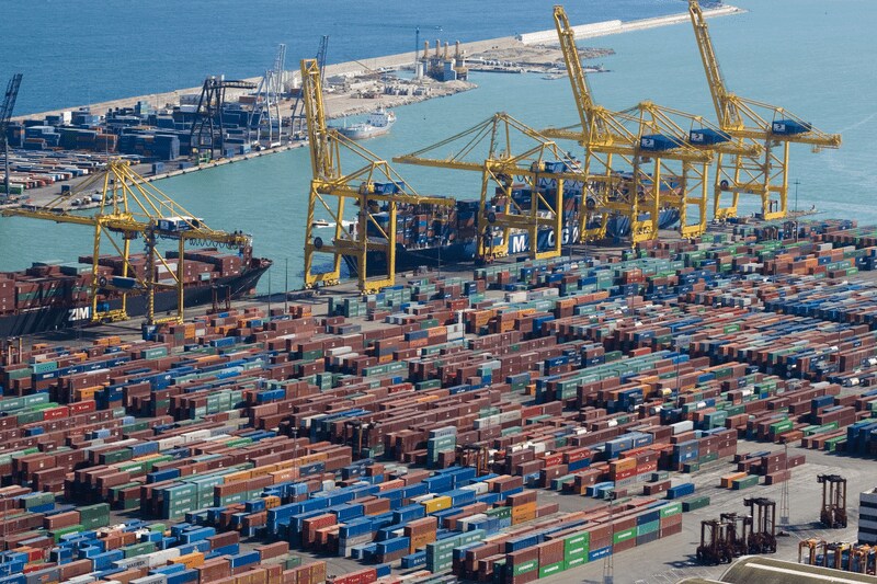 Conteneurs empilés dans un port