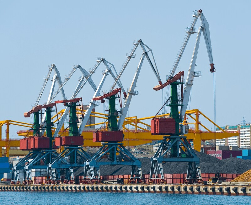 Grues dans un port vraquier