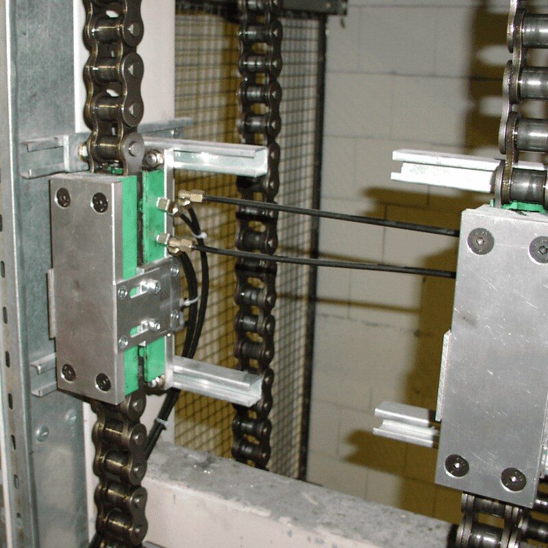 Contact lubrication for chains Contact lubrication for chains