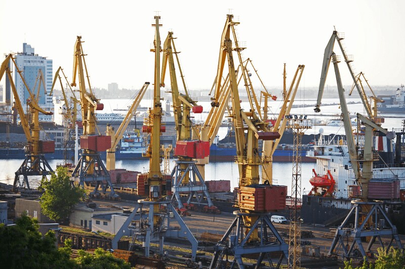 Grues dans un port