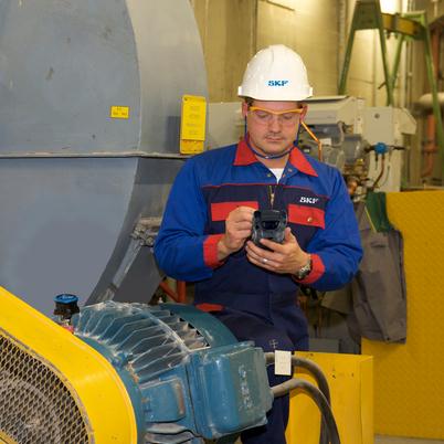 Operator with Microlog Inspector at fan system