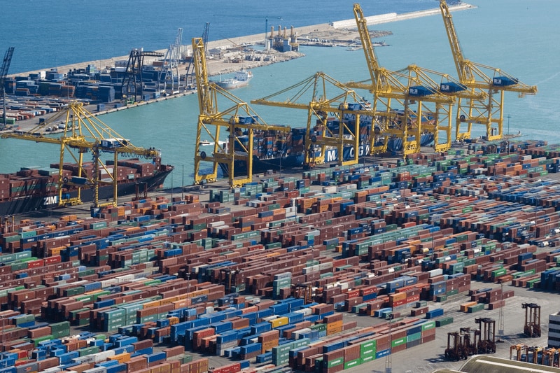 Contenedores apilados en un puerto